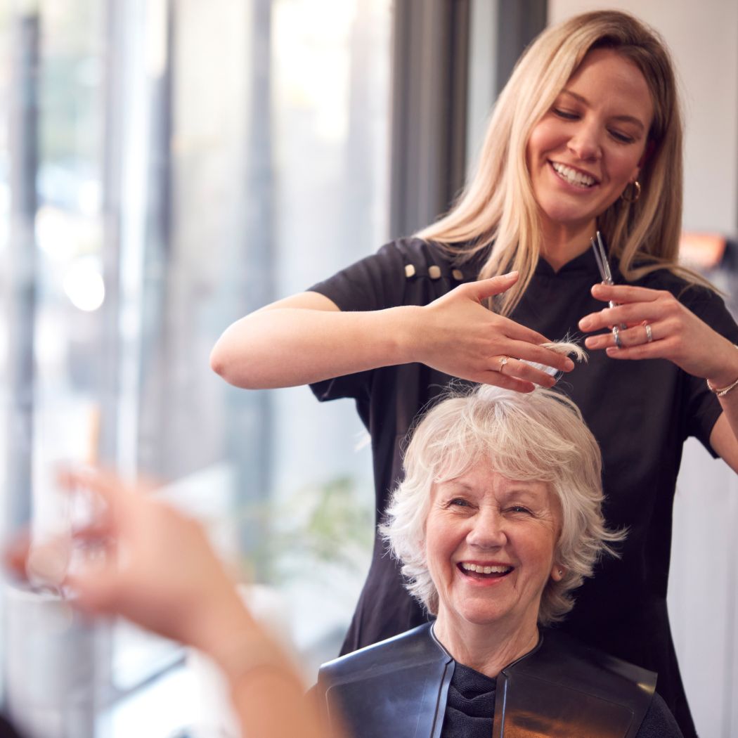 Odmładzające fryzury dla 70-latek. Efektownie i proste w układaniu cięcia